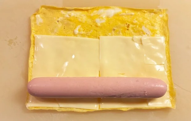 『ソーセージとチーズの卵巻き』を作る写真（撮影：エニママ）