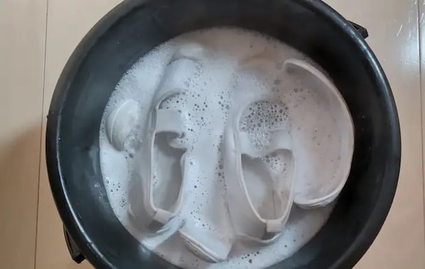 バケツで上履きを洗っている様子