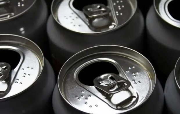 蓋の空いた空き缶