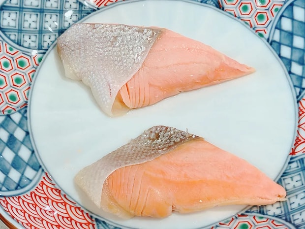冷凍した鮭を氷水で解凍して？　“ある飲み物”で7分ゆでたら絶品だった！