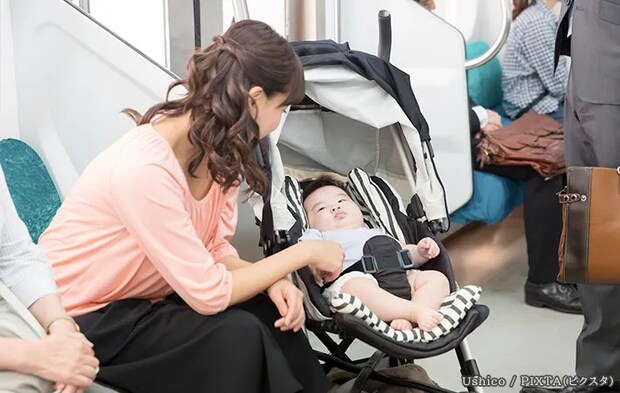 赤ちゃんと母親の写真