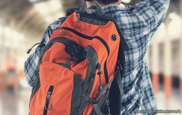 リュックを背負う男性の写真