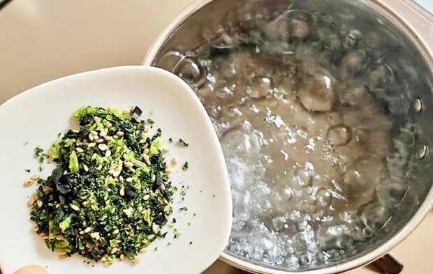 『混ぜ込み中華風スープ』を作る写真（撮影：エニママ）