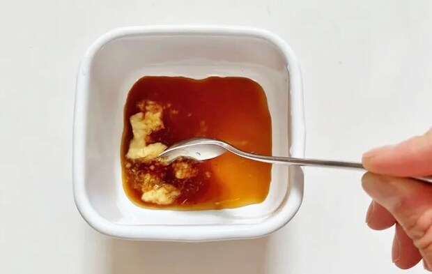 『しょうが焼き風の目玉焼き』を作る写真（撮影：エニママ）