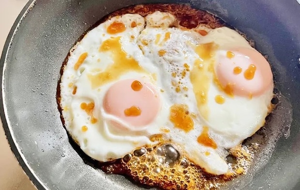 『しょうが焼き風の目玉焼き』を作る写真（撮影：エニママ）