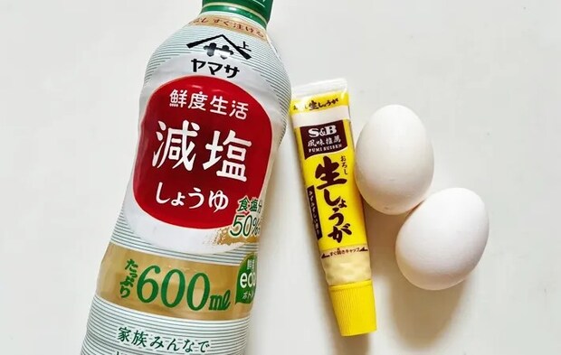 『しょうが焼き風の目玉焼き』の材料写真（撮影：エニママ）