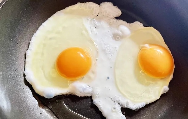 『しょうが焼き風の目玉焼き』を作る写真（撮影：エニママ）
