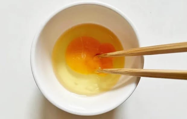 『魚肉ソーセージと卵のマヨネーズ炒め』を作る写真（撮影：エニママ）