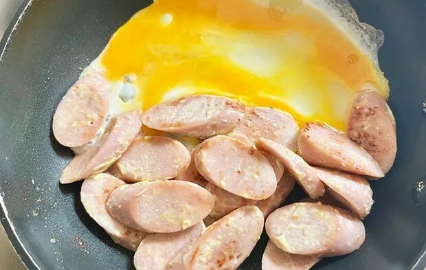 『魚肉ソーセージと卵のマヨネーズ炒め』を作る写真（撮影：エニママ）