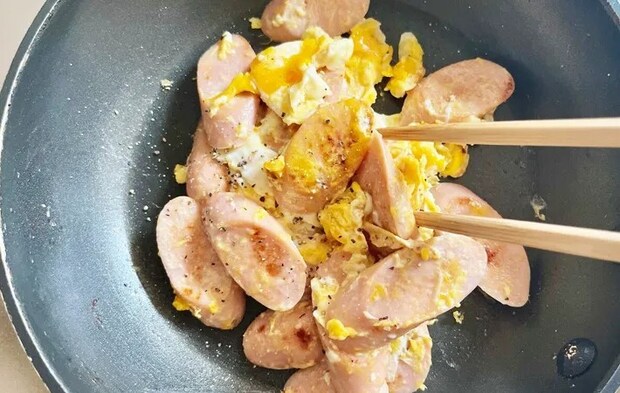 『魚肉ソーセージと卵のマヨネーズ炒め』を作る写真（撮影：エニママ）