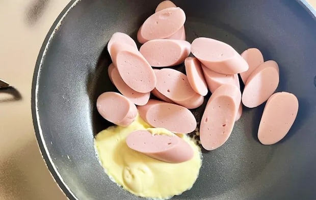 『魚肉ソーセージと卵のマヨネーズ炒め』を作る写真（撮影：エニママ）