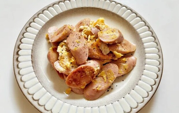 『魚肉ソーセージと卵のマヨネーズ炒め』の完成写真（撮影：エニママ）