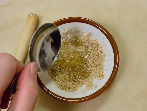すり鉢にサラダ油を入れる（撮影：grape編集部）