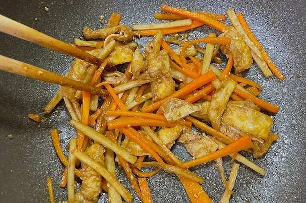 きんぴらごぼうを作る（撮影：grape編集部）