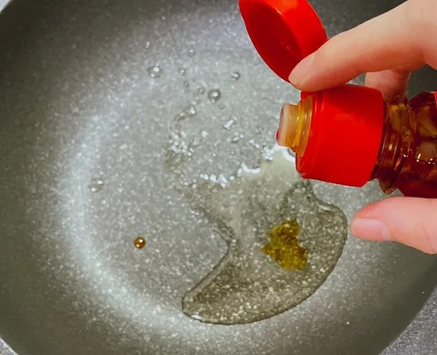 サラダ油にラー油を加える（撮影：grape編集部）