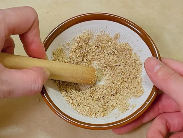 すり鉢でゴマをする（撮影：grape編集部）