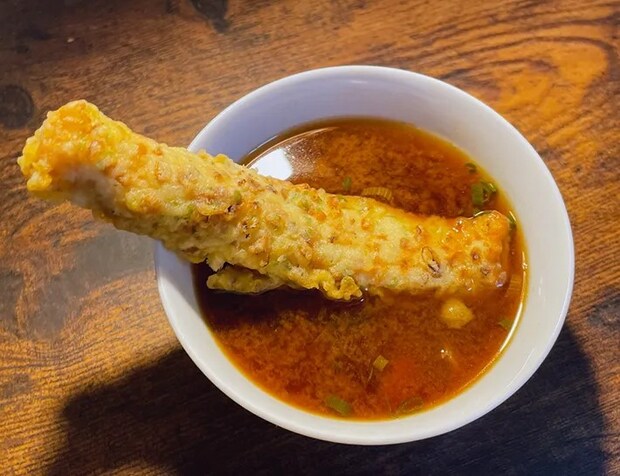 天ぷらを入れた味噌汁の写真（撮影：grape編集部）