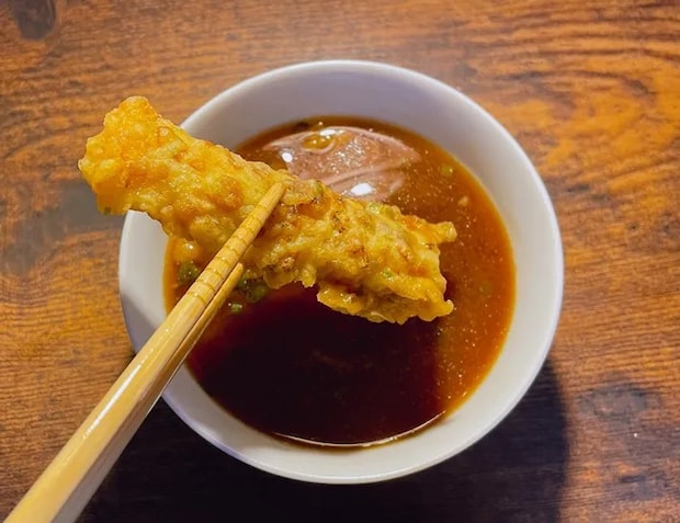 天ぷらを入れた味噌汁の写真（撮影：grape編集部）