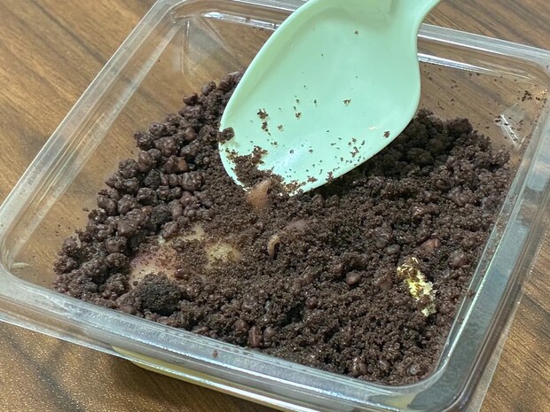 自宅でサツマイモ掘り体験！？　ファミマの斬新なスイーツを食べると…「懐かしい」