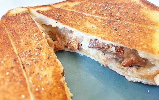 『背徳の金の豚角煮ホットサンド』の完成写真