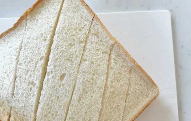 『背徳の金の豚角煮ホットサンド』を作る写真