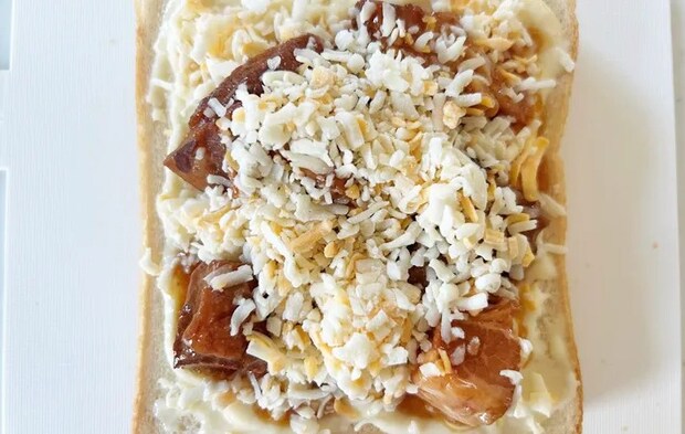 『背徳の金の豚角煮ホットサンド』を作る写真