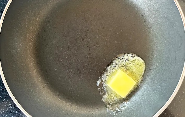 『背徳の金の豚角煮ホットサンド』を作る写真