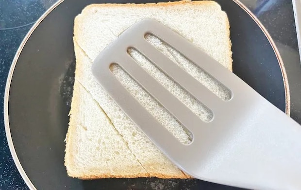 『背徳の金の豚角煮ホットサンド』を作る写真