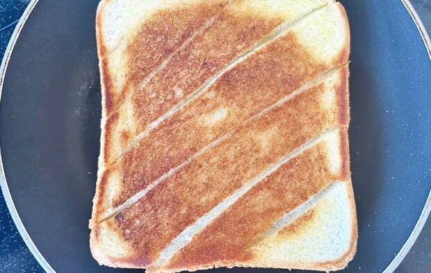 『背徳の金の豚角煮ホットサンド』を作る写真