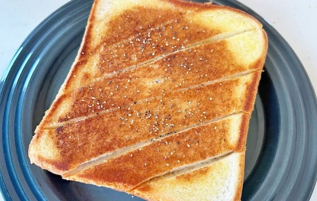 『背徳の金の豚角煮ホットサンド』を作る写真