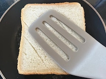 これは背徳！　セブンで買った総菜で作るホットサンド、中に入っているのは…？