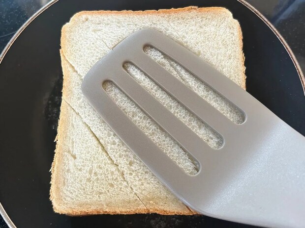 これは背徳！　セブンで買った総菜で作るホットサンド、中に入っているのは…？