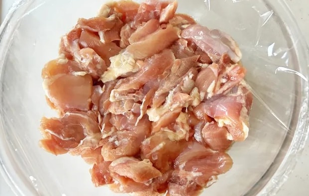 『ポテチ衣のから揚げ』を作る写真（撮影：エニママ）