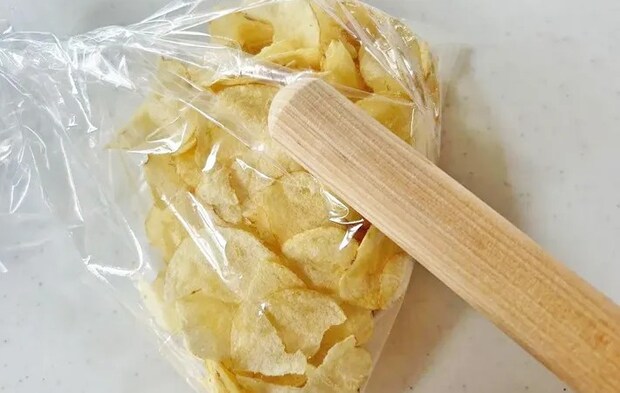 『ポテチ衣のから揚げ』を作る写真（撮影：エニママ）