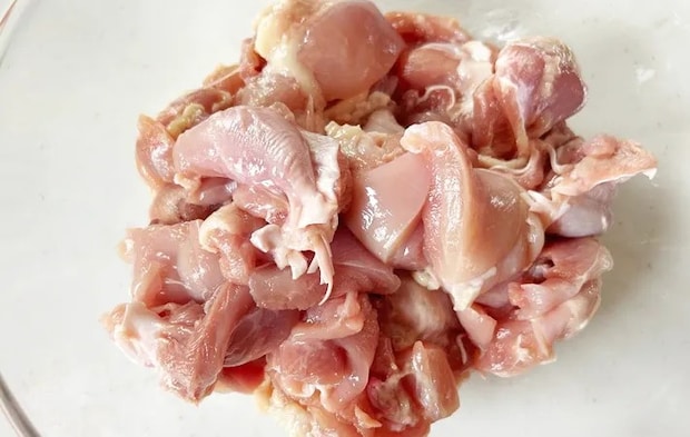 『ポテチ衣のから揚げ』を作る写真（撮影：エニママ）