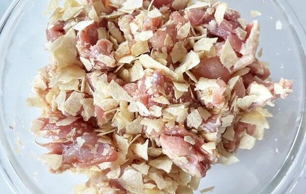 『ポテチ衣のから揚げ』を作る写真（撮影：エニママ）