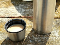 水筒にカフェオレ入れてない？　企業の注意に「やってた」「怖すぎる」【水筒の使い方4選】