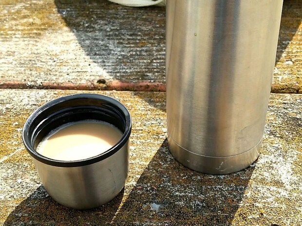 水筒にカフェオレ入れてない？　企業の注意に「やってた」「怖すぎる」【水筒の使い方4選】