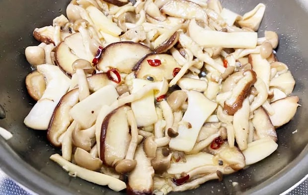 『きのこのオイル漬け』を作る写真