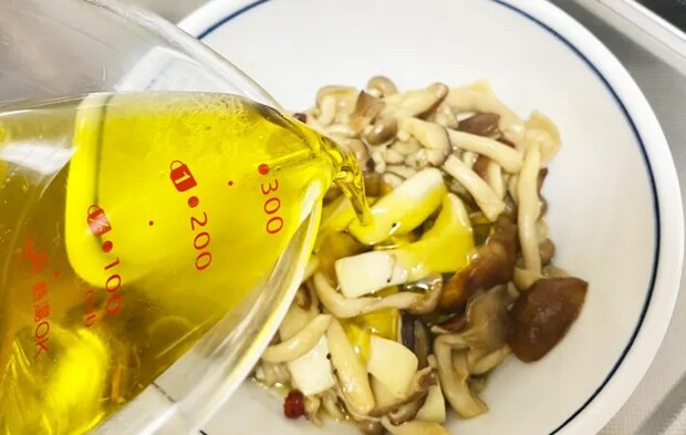 『きのこのオイル漬け』を作る写真