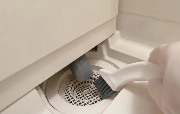 排水口を掃除している様子