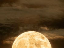 写真家がとらえた満月に『8万人』が感動！　「壁紙にしたい」「運気が上がりそう」