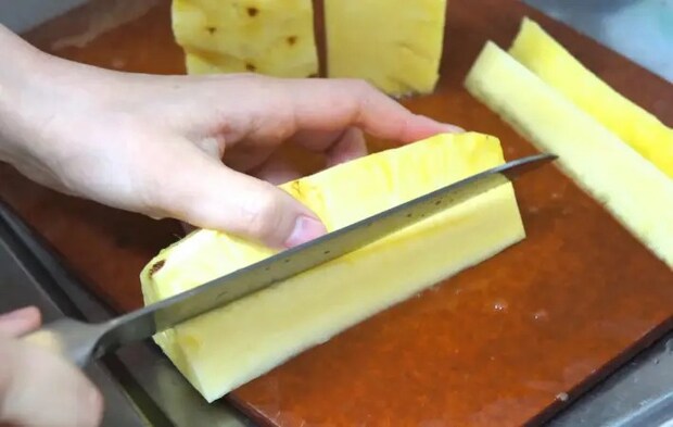 パイナップルをカットしている様子