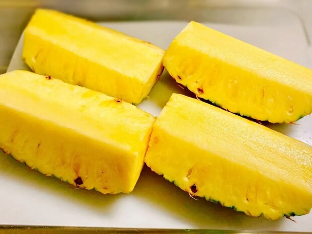 パイナップルの正しいむき方に「知らなかった」「これ真似する」【果物の下処理4選】