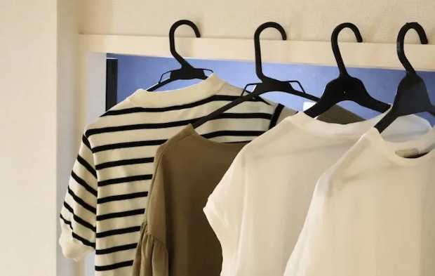 鴨居に干された衣類