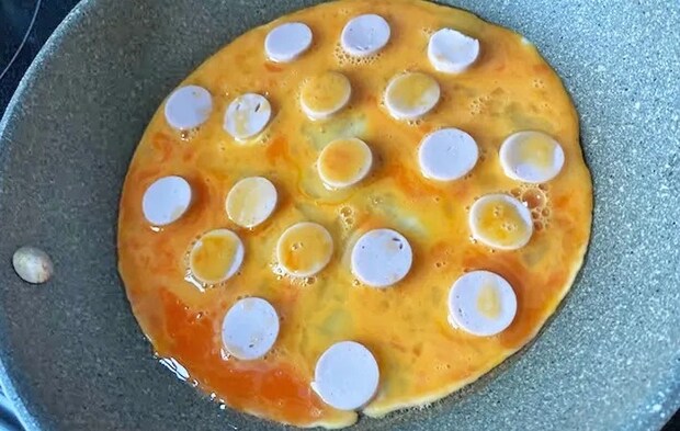 『ギョニソピザ』を作る写真（撮影：エニママ）