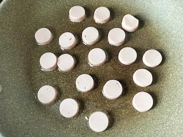 【脱マンネリおかず】魚肉ソーセージの意外な食べ方　フライパンで焼いた後に？