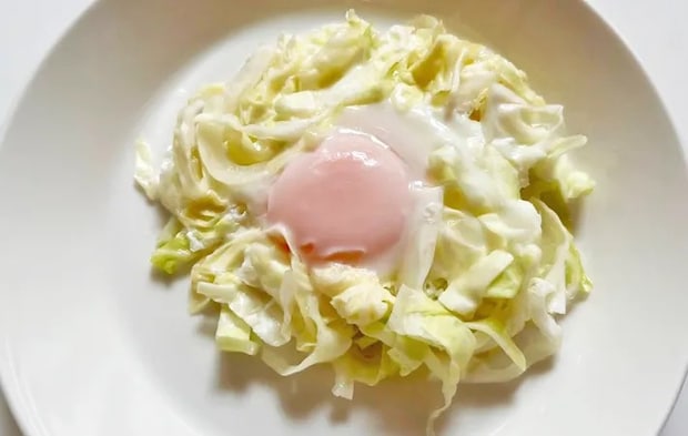 『キャベツの目玉焼き』を作る写真（撮影：エニママ）