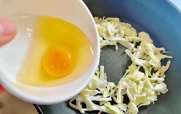 『キャベツの目玉焼き』を作る写真（撮影：エニママ）