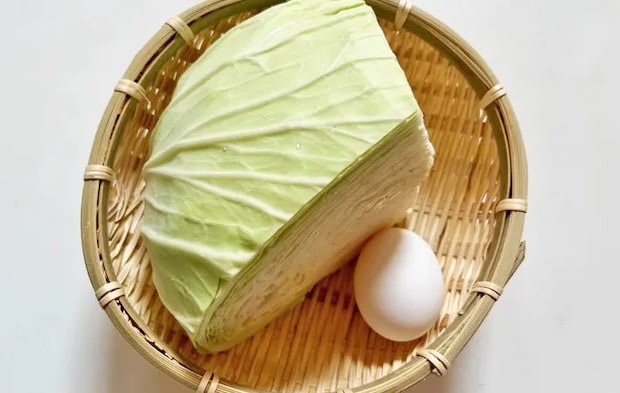 『キャベツの目玉焼き』の材料写真（撮影：エニママ）